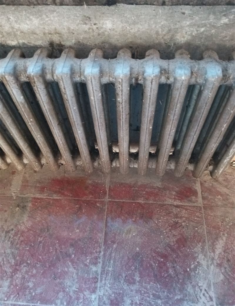 出售大量，铸铁暖气片